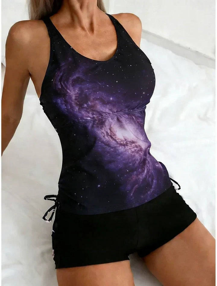 Celeste | Conjunto de tankini con estampado de galaxias que cubre el vientre